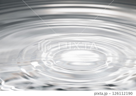 水面に落ちる水滴. 126112190