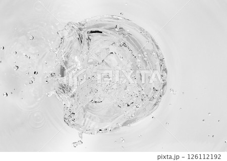 パイプから吹き出す水. 126112192