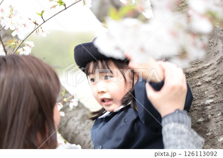 桜と入園式を迎えた3歳の女の子と母親 126113092
