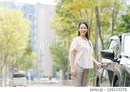 車の前に立つ若い女性 車の前に立つ若い女性 126113278