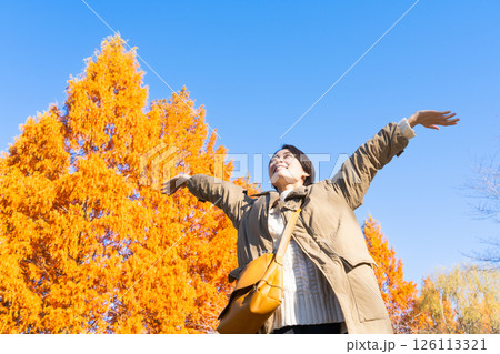 紅葉を楽しむ女性　ライフスタイルイメージ 126113321