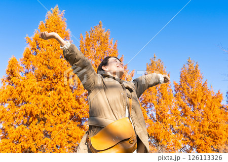 紅葉を楽しむ女性　ライフスタイルイメージ 126113326
