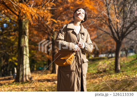 紅葉を楽しむ女性　ライフスタイルイメージ 126113330