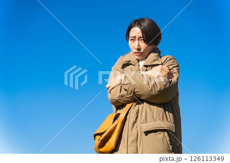 冬空に凍える女性　ライフスタイルイメージ 126113349
