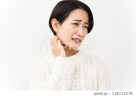 白いニットを着た女性　ライフスタイルイメージ 126113376