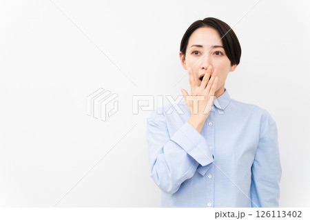長袖シャツを着ている女性 長袖シャツを着ている女性 126113402