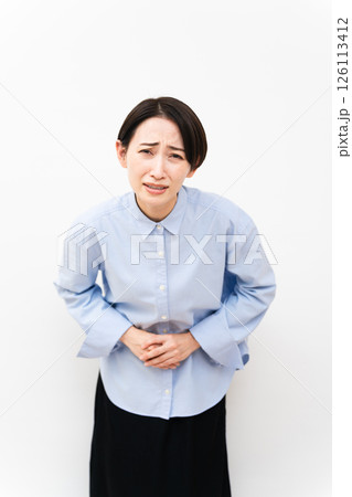長袖シャツを着ている女性 126113412