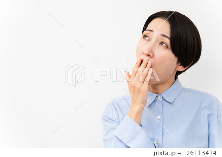 長袖シャツを着ている女性 長袖シャツを着ている女性 126113414