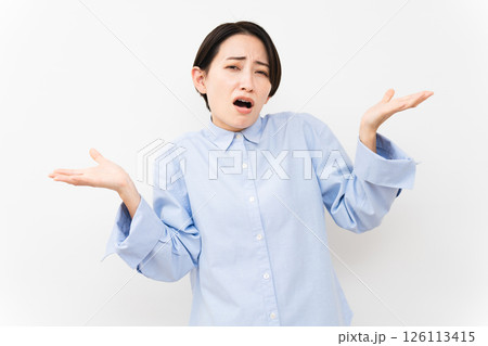 長袖シャツを着ている女性 126113415