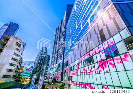 日本の東京都市景観 渋谷サクラステージSHIBUYAタワーやセルリアンタワー東急ホテルなどを望む 126113489