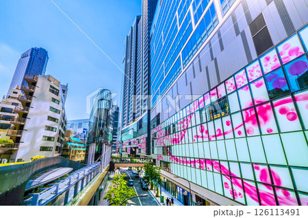 日本の東京都市景観 渋谷サクラステージSHIBUYAタワーやセルリアンタワー東急ホテルなどを望む 126113491