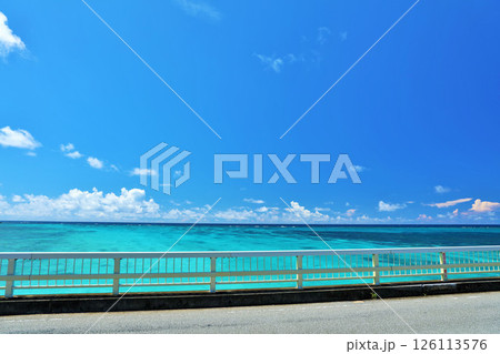 沖縄　宮古島　来間大橋からの青空と海 126113576