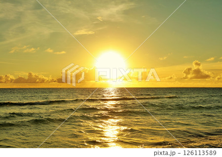 沖縄　宮古島　夕暮れの海 126113589