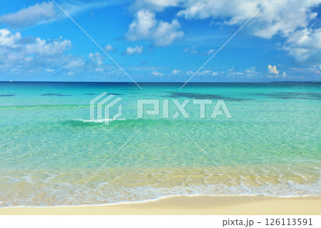 沖縄　宮古島　青空と海の砂山ビーチ 126113591