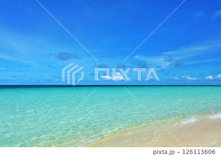 沖縄　宮古島の青空と海 126113606