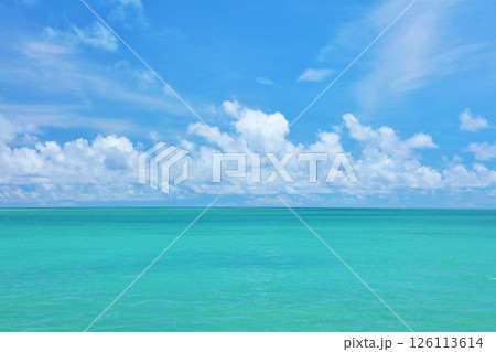 沖縄　宮古島の青空と海 126113614