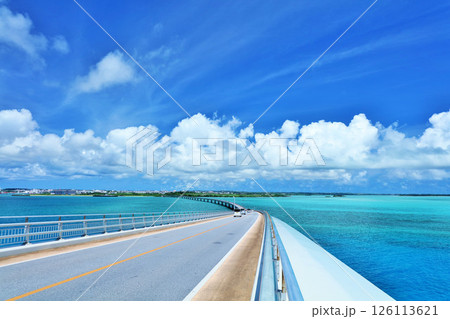 沖縄　伊良部大橋からの青空と海 126113621