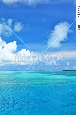 沖縄　宮古島の青空と海 126113631
