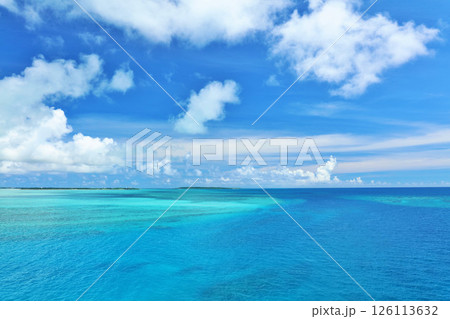 沖縄　宮古島の青空と海 126113632