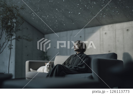 美しい星空の下、白猫と家庭用プラネタリウムのあるミニマルな部屋 美しい星空の下、白猫と家庭用プラネタリウムのあるミニマルな部屋 126113773