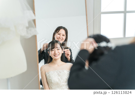 結婚式,ウェディングの髪型,ヘアスタイルの打ち合わせをする花嫁とウェディングプランナー 126113824