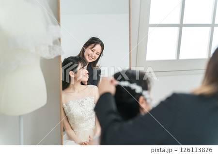 結婚式,ウェディングの髪型,ヘアスタイルの打ち合わせをする花嫁とウェディングプランナー 126113826