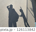 お散歩中に映し出された親子の影 126113842