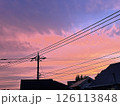 マジックアワー2住宅街、電線越しの夕焼け 126113848