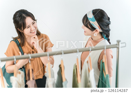ファッション・洋服屋・アパレルショップで店員と話すお客の女性(ショッピング) ファッション・洋服屋・アパレルショップで店員と話すお客の女性(ショッピング) 126114287