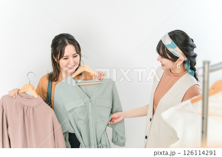 ファッション・洋服屋・アパレルショップでパーソナルカラリスト・カラーコーディネーターが接客する ファッション・洋服屋・アパレルショップでパーソナルカラリスト・カラーコーディネーターが接客する 126114291