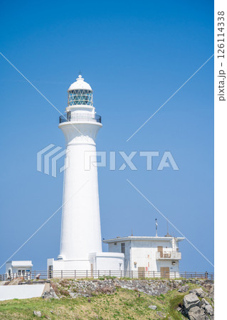 「青森県」本州最涯地に建つ白亜の尻屋崎灯台　下北半島 126114338
