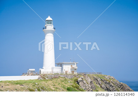 「青森県」本州最涯地に建つ白亜の尻屋崎灯台　下北半島 126114340