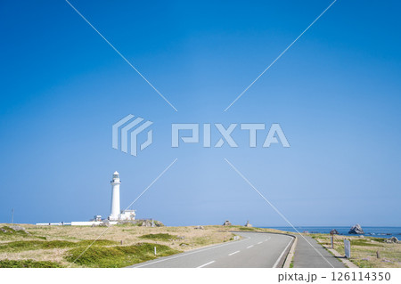 「青森県」本州最涯地に建つ白亜の尻屋崎灯台　下北半島 126114350
