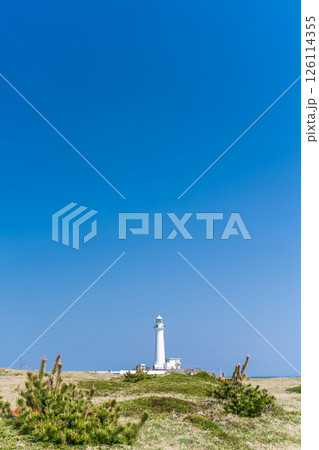 「青森県」本州最涯地に建つ白亜の尻屋崎灯台 下北半島 「青森県」本州最涯地に建つ白亜の尻屋崎灯台 下北半島 126114355