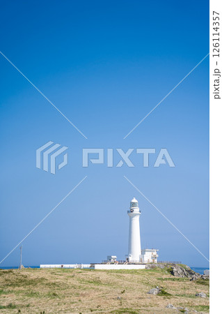 「青森県」本州最涯地に建つ白亜の尻屋崎灯台　下北半島 126114357
