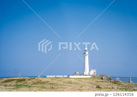 「青森県」本州最涯地に建つ白亜の尻屋崎灯台　下北半島 126114358