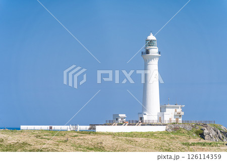 「青森県」本州最涯地に建つ白亜の尻屋崎灯台　下北半島 126114359