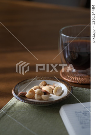 ミックスナッツとコーヒーとノート 126114494