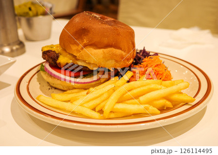 ハンバーガーとフライドポテト 126114495