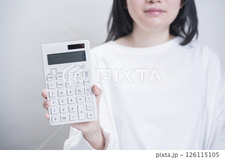 電卓を持つ女性 電卓を持つ女性 126115105