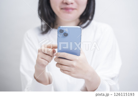 スマホを持つ女性 126115193