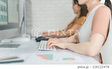 キーボードで入力するビジネスウーマンの手元 126115479