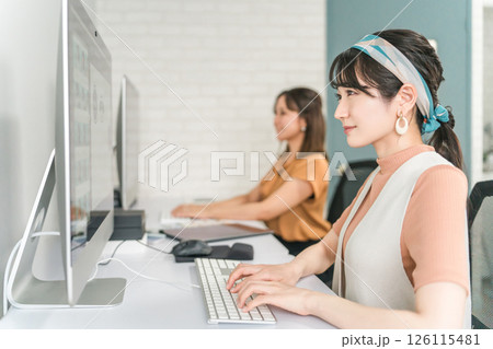 写真編集・画像編集・写真加工・レタッチャー・グラフィックデザイナーの仕事をする女性 126115481
