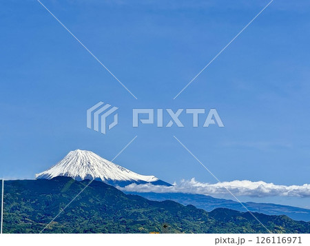 青空に生える冠雪した初夏の富士山 126116971