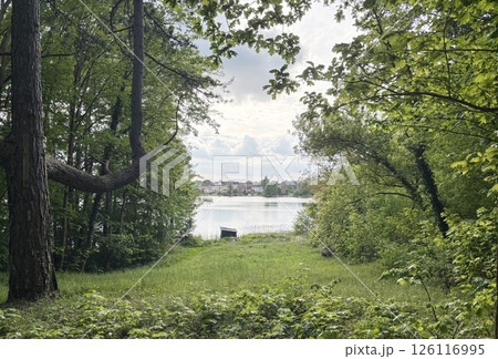 ドイツのフュルステンベルク ハーフェルにある湖畔から見たBaalensee(バーレン湖)の風景 ドイツのフュルステンベルク ハーフェルにある湖畔から見たBaalensee(バーレン湖)の風景 126116995