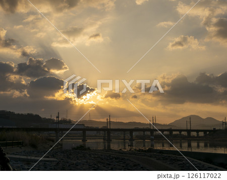 朝日が射し込む大和川沿いの景色 126117022