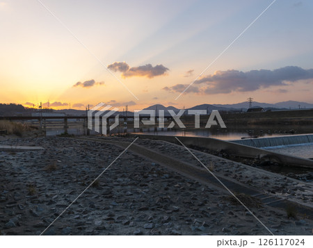 朝日が射し込む大和川沿いの景色 126117024