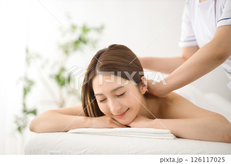エステサロンでマッサージを受ける20代女性 126117025