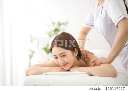 エステサロンでマッサージを受ける若い女性 126117027