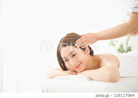 エステサロンでマッサージを受ける若い女性 126117064